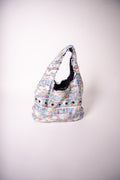 Sac en jean fait main en France, pièce unique créée à partir de chutes de tissu. Une création artisanale, durable et éco-responsable pour un style unique et plein de caractère.