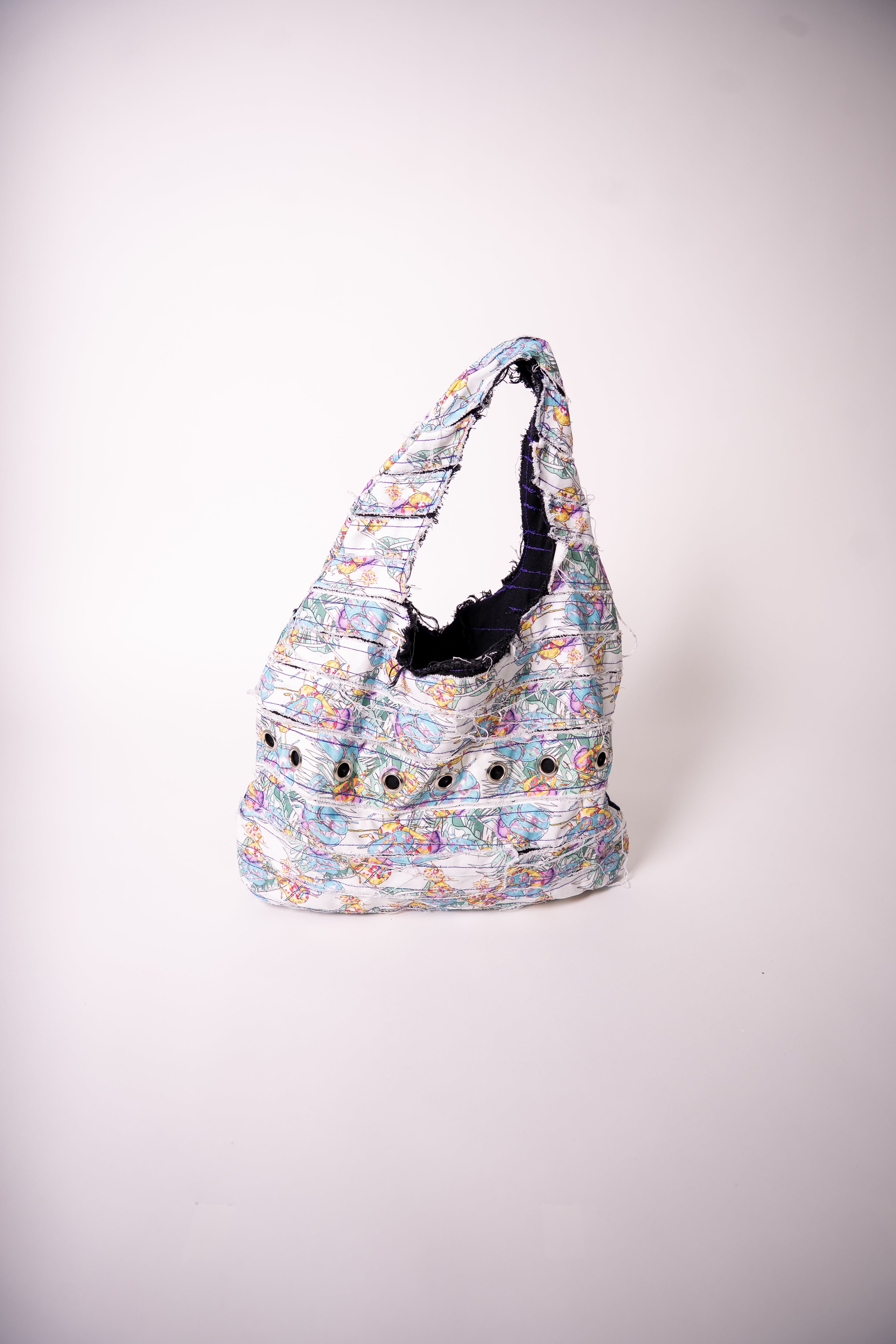 Sac en jean fait main en France, pièce unique créée à partir de chutes de tissu. Une création artisanale, durable et éco-responsable pour un style unique et plein de caractère.