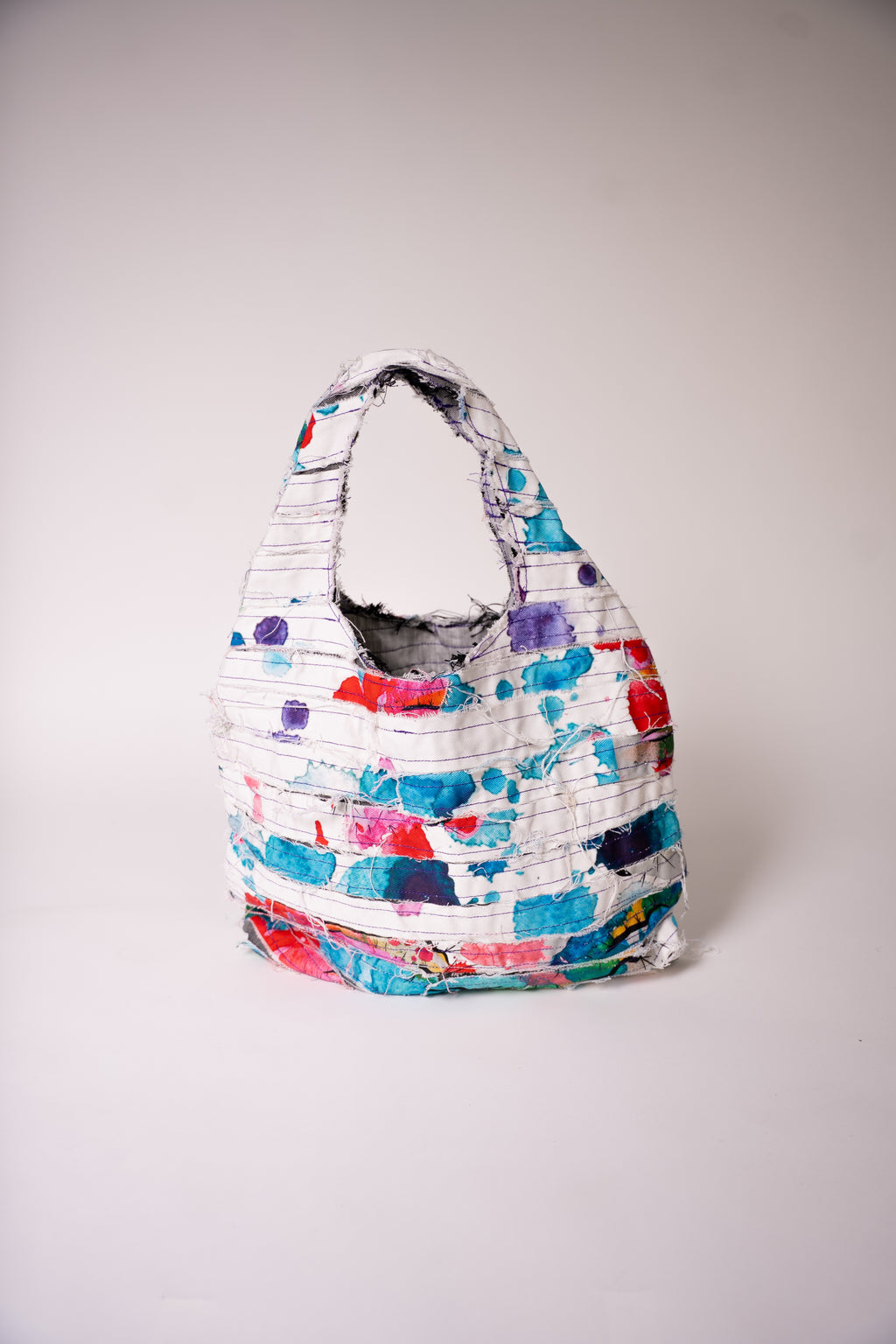 Sac en jean fait main en France, pièce unique créée à partir de chutes de tissu. Une création artisanale, durable et éco-responsable pour un style unique et plein de caractère.