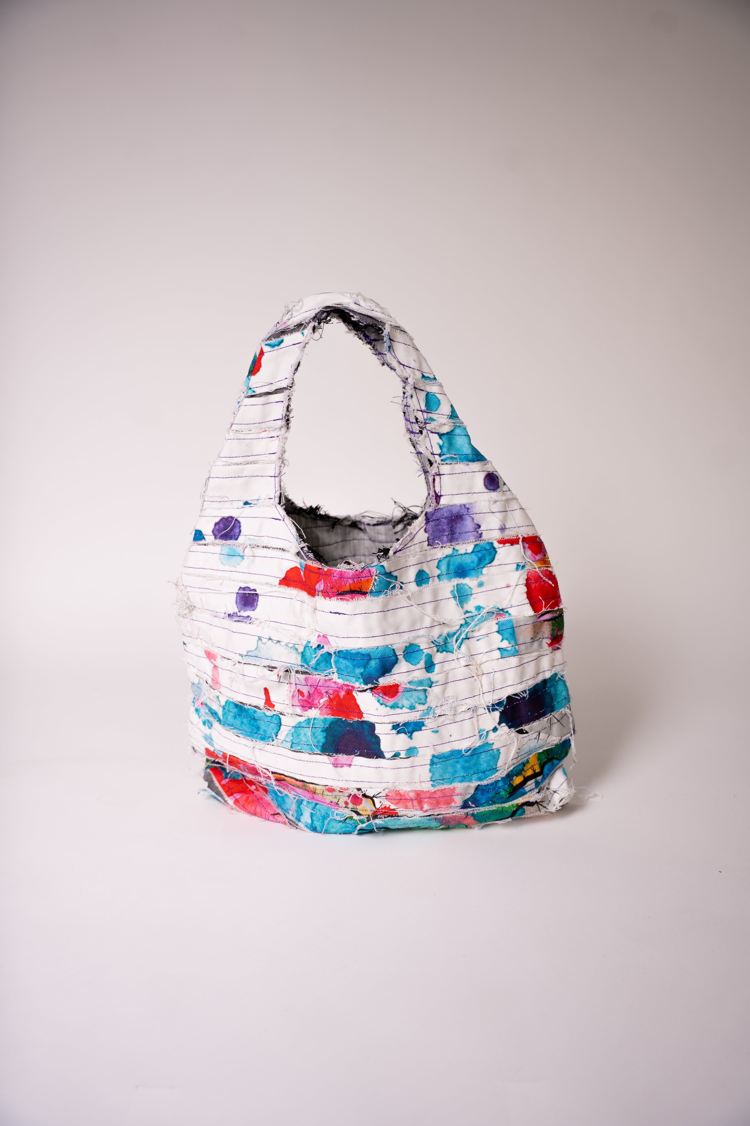 Sac en jean fait main en France, pièce unique créée à partir de chutes de tissu. Une création artisanale, durable et éco-responsable pour un style unique et plein de caractère.