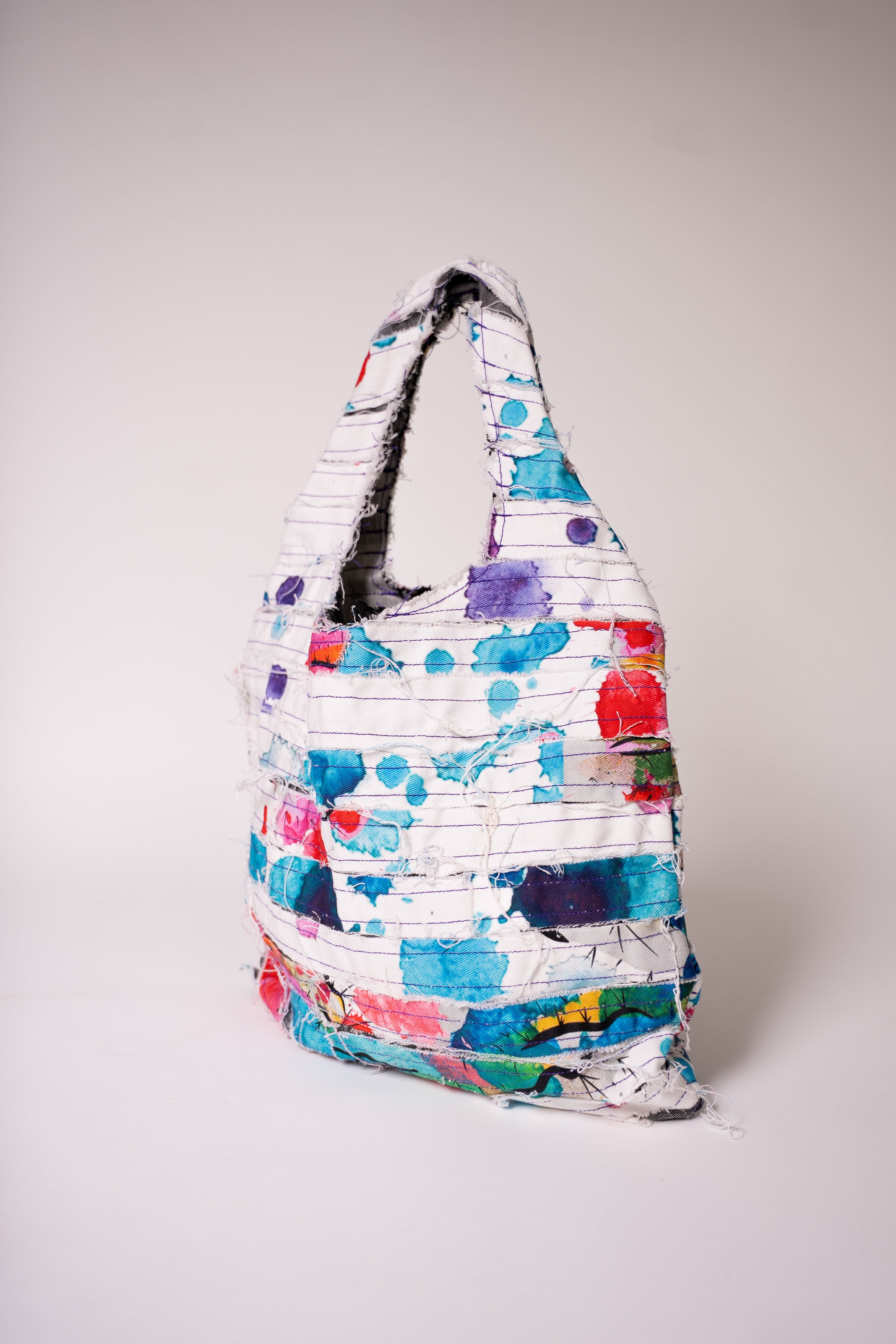 Sac en jean fait main en France, pièce unique créée à partir de chutes de tissu. Une création artisanale, durable et éco-responsable pour un style unique et plein de caractère.