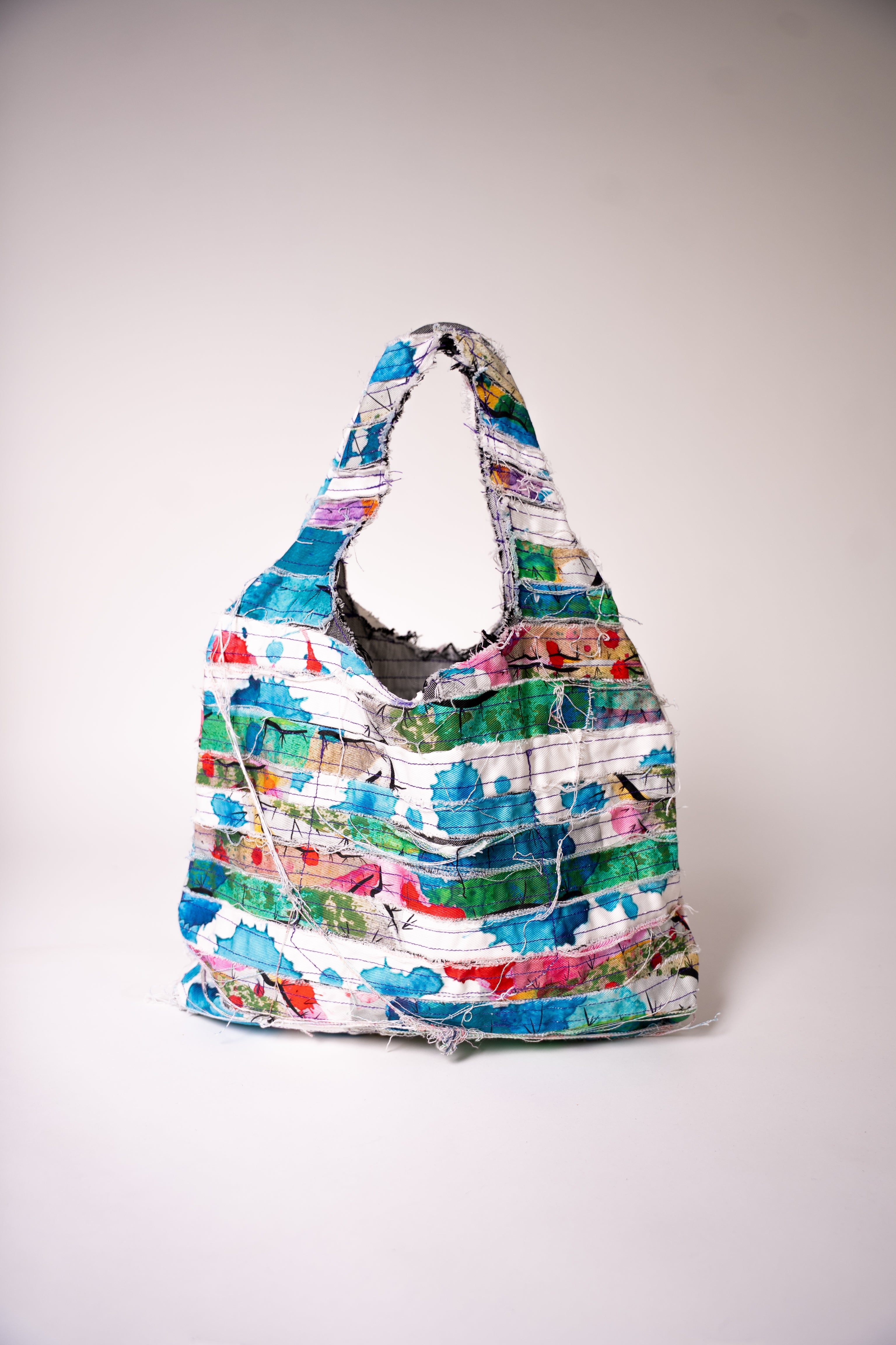 Sac en jean fait main en France, pièce unique créée à partir de chutes de tissu. Une création artisanale, durable et éco-responsable pour un style unique et plein de caractère.