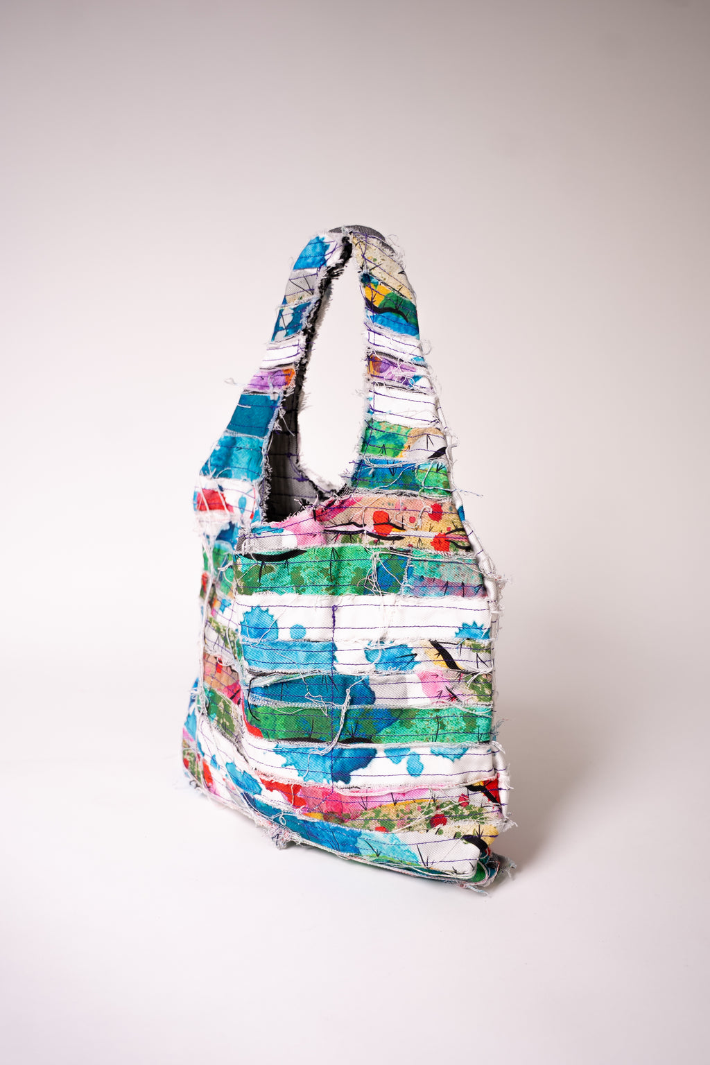 Sac en jean fait main en France, pièce unique créée à partir de chutes de tissu. Une création artisanale, durable et éco-responsable pour un style unique et plein de caractère.