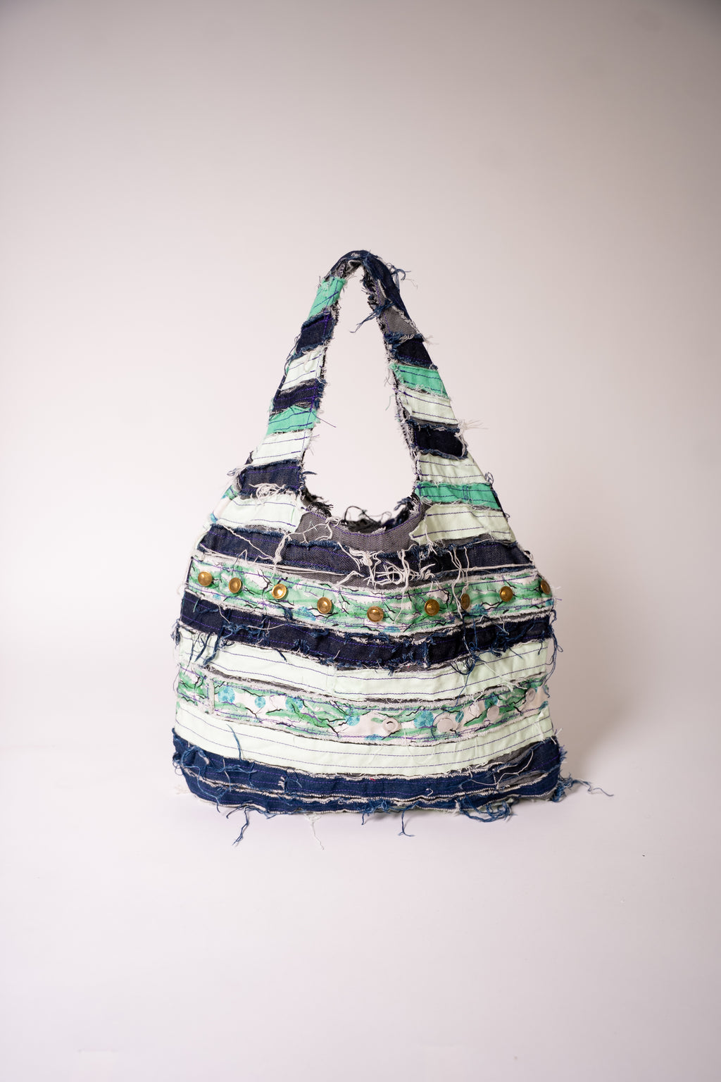 Sac en jean fait main en France, pièce unique créée à partir de chutes de tissu. Une création artisanale, durable et éco-responsable pour un style unique et plein de caractère.