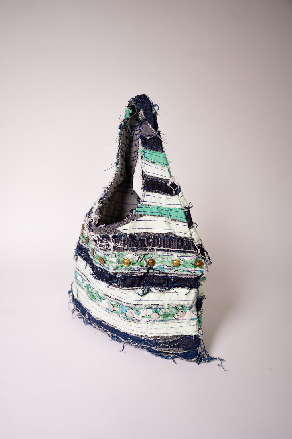 Sac en jean fait main en France, pièce unique créée à partir de chutes de tissu. Une création artisanale, durable et éco-responsable pour un style unique et plein de caractère.