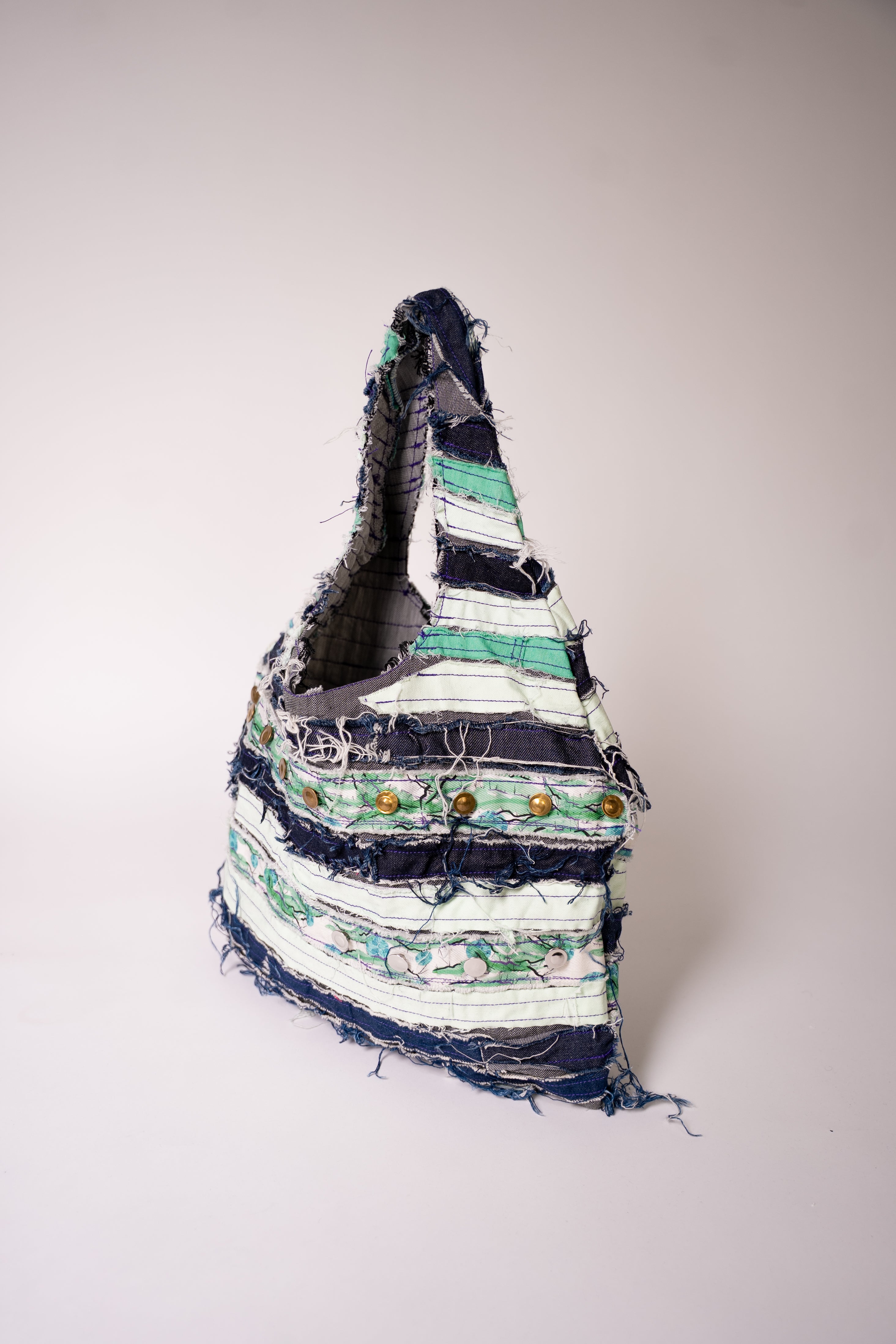 Sac en jean fait main en France, pièce unique créée à partir de chutes de tissu. Une création artisanale, durable et éco-responsable pour un style unique et plein de caractère.