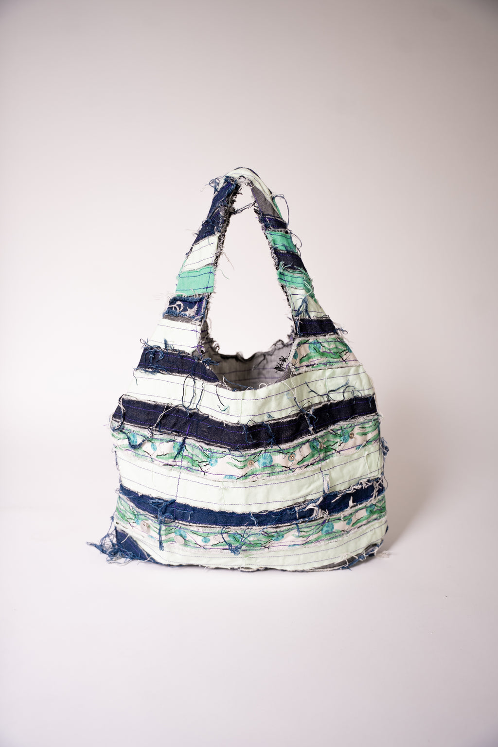 Sac en jean fait main en France, pièce unique créée à partir de chutes de tissu. Une création artisanale, durable et éco-responsable pour un style unique et plein de caractère.