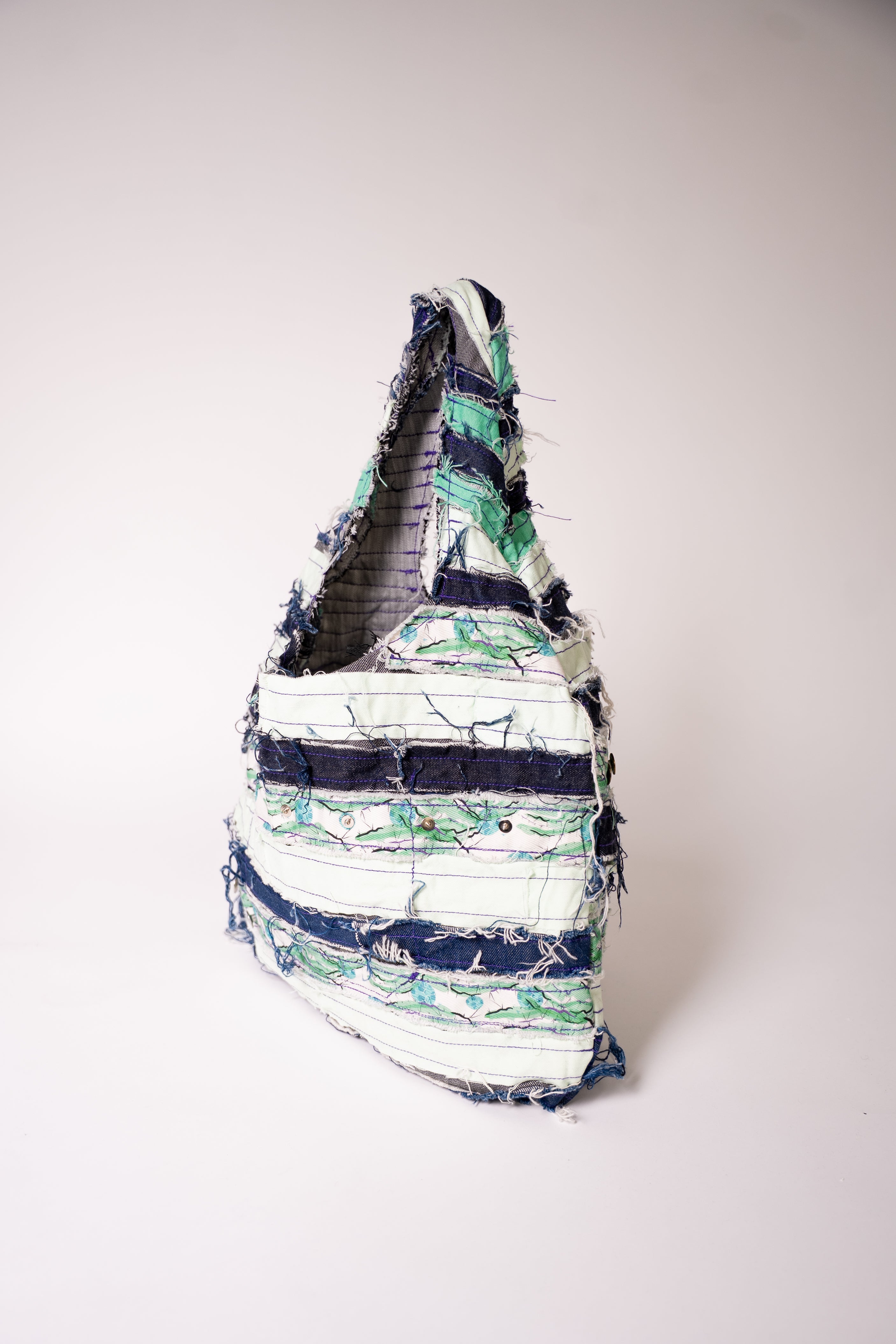 Sac en jean fait main en France, pièce unique créée à partir de chutes de tissu. Une création artisanale, durable et éco-responsable pour un style unique et plein de caractère.