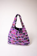 Sac en jean fait main en France, pièce unique créée à partir de chutes de tissu. Une création artisanale, durable et éco-responsable pour un style unique et plein de caractère.