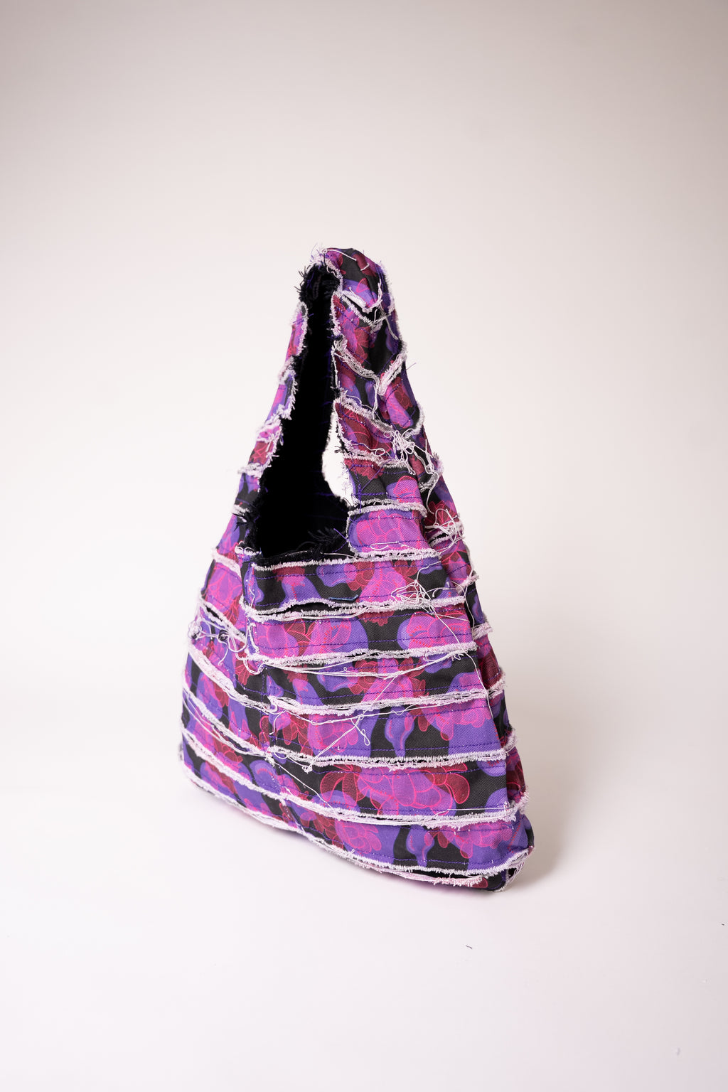 Sac en jean fait main en France, pièce unique créée à partir de chutes de tissu. Une création artisanale, durable et éco-responsable pour un style unique et plein de caractère.
