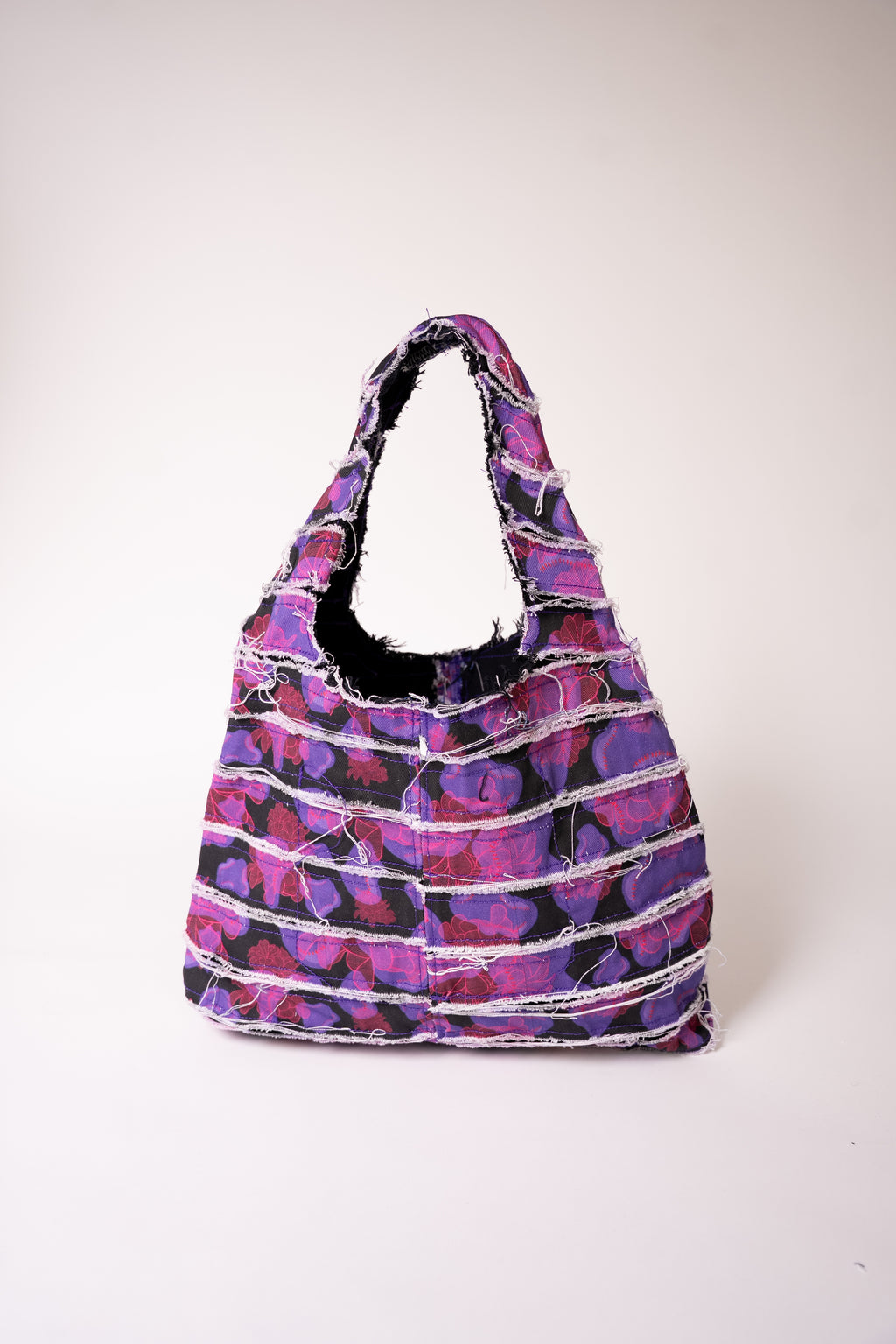 Sac en jean fait main en France, pièce unique créée à partir de chutes de tissu. Une création artisanale, durable et éco-responsable pour un style unique et plein de caractère.