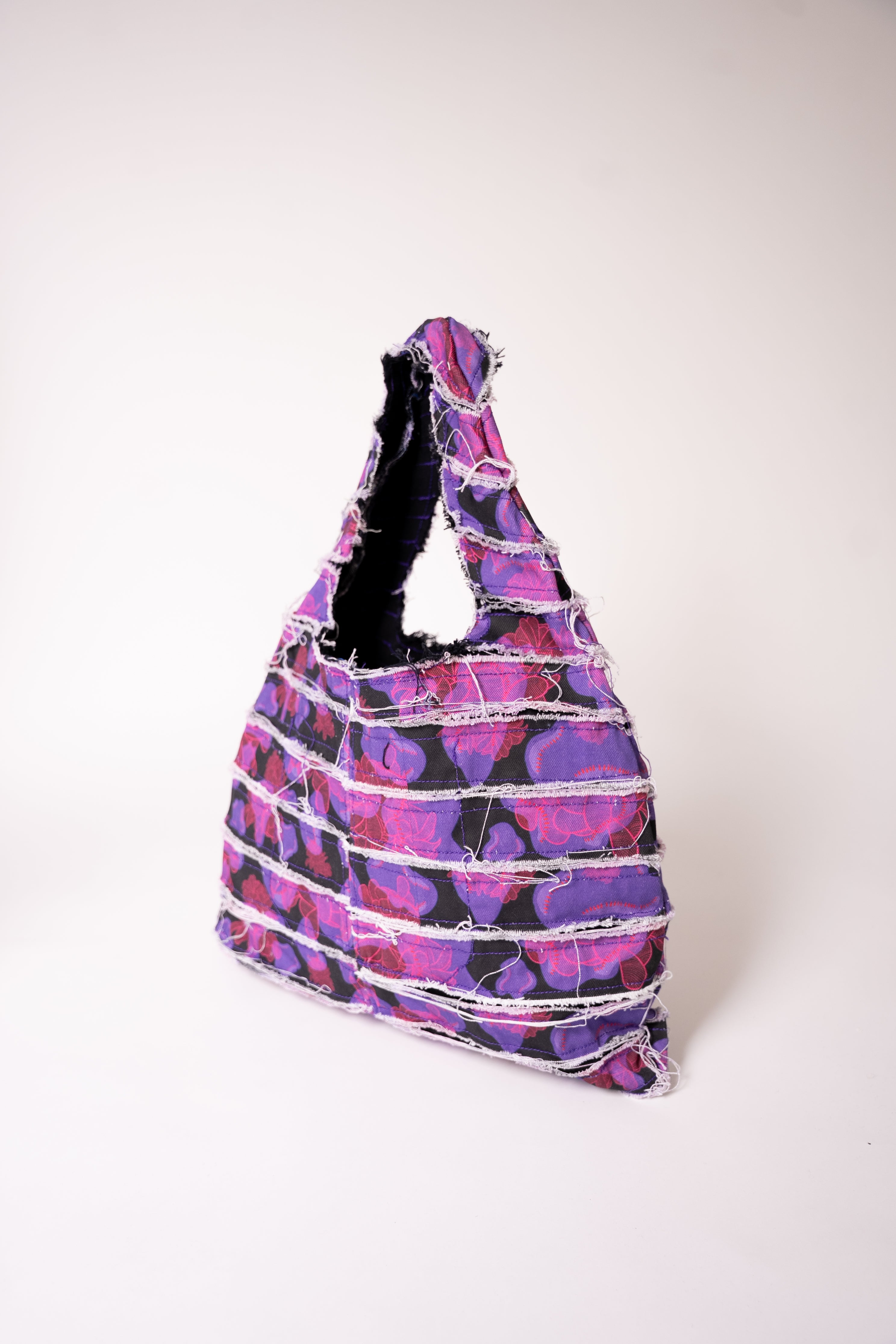 Sac en jean fait main en France, pièce unique créée à partir de chutes de tissu. Une création artisanale, durable et éco-responsable pour un style unique et plein de caractère.