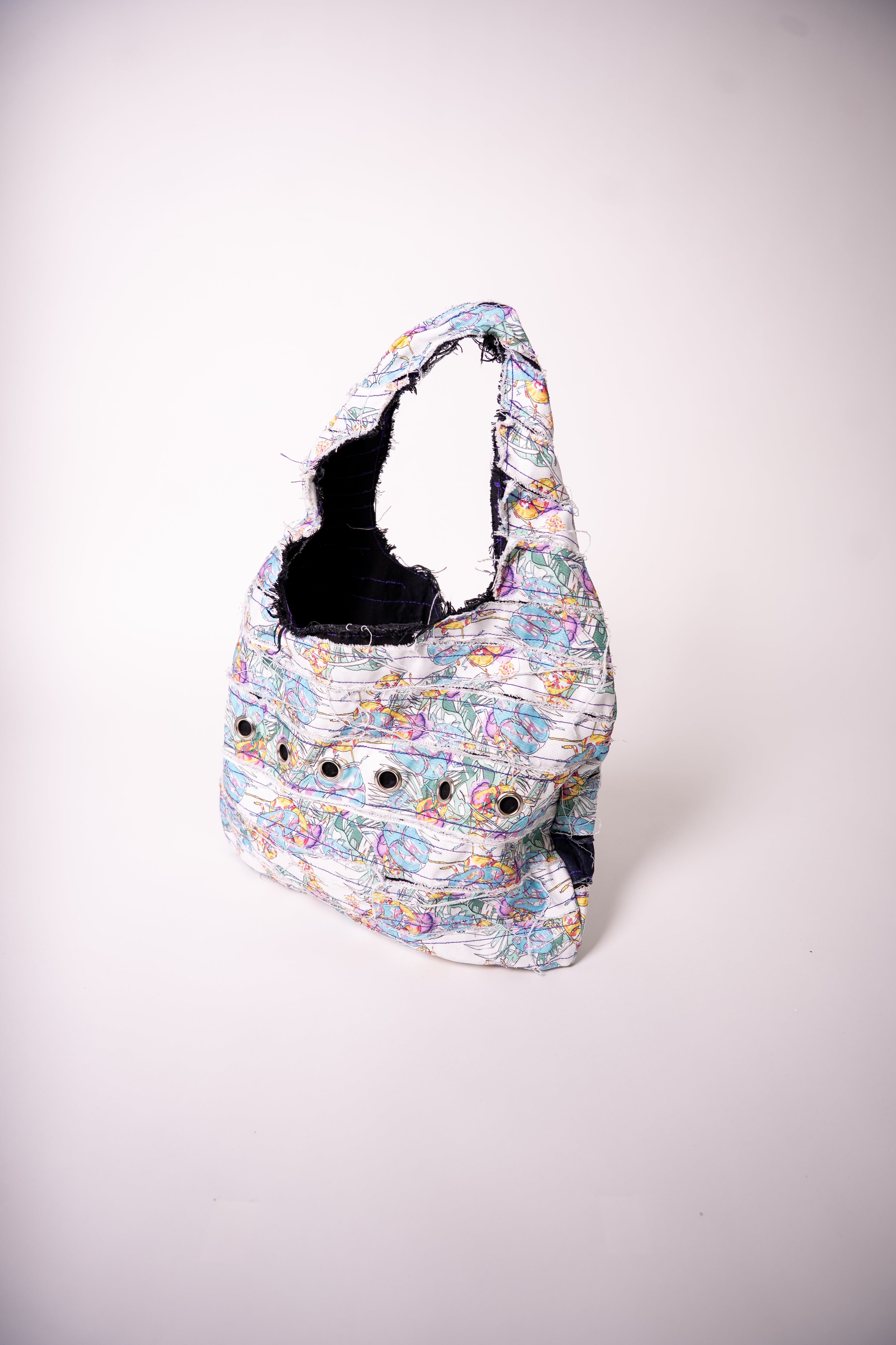 Sac en jean fait main en France, pièce unique créée à partir de chutes de tissu. Une création artisanale, durable et éco-responsable pour un style unique et plein de caractère.