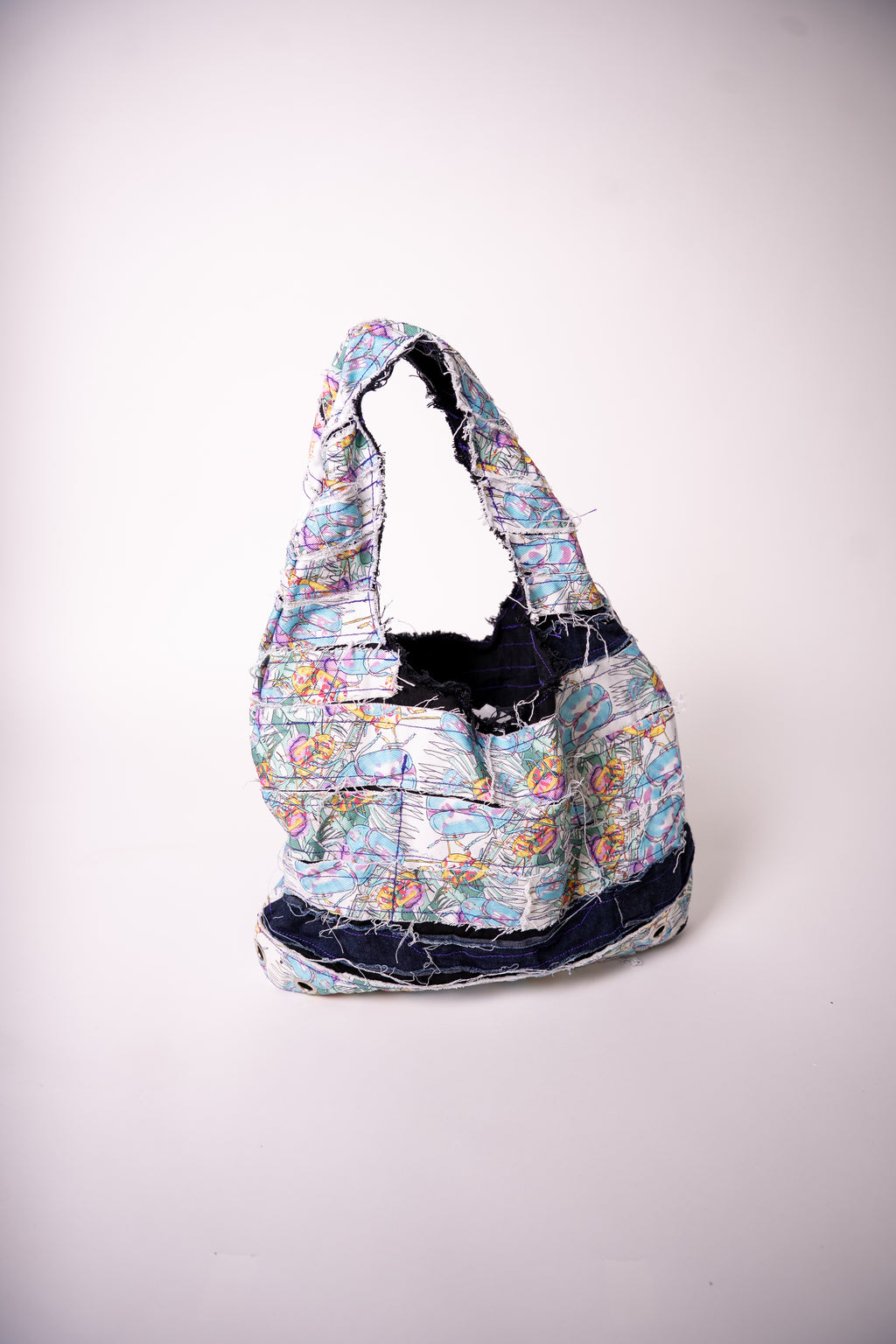 Sac en jean fait main en France, pièce unique créée à partir de chutes de tissu. Une création artisanale, durable et éco-responsable pour un style unique et plein de caractère.