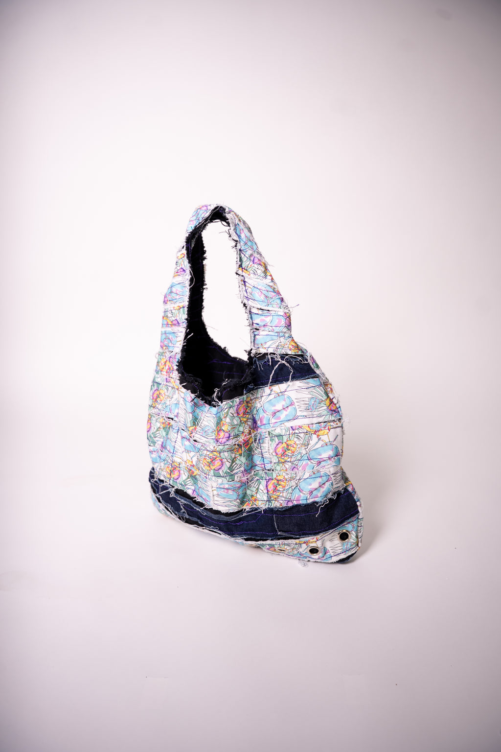 Sac en jean fait main en France, pièce unique créée à partir de chutes de tissu. Une création artisanale, durable et éco-responsable pour un style unique et plein de caractère.