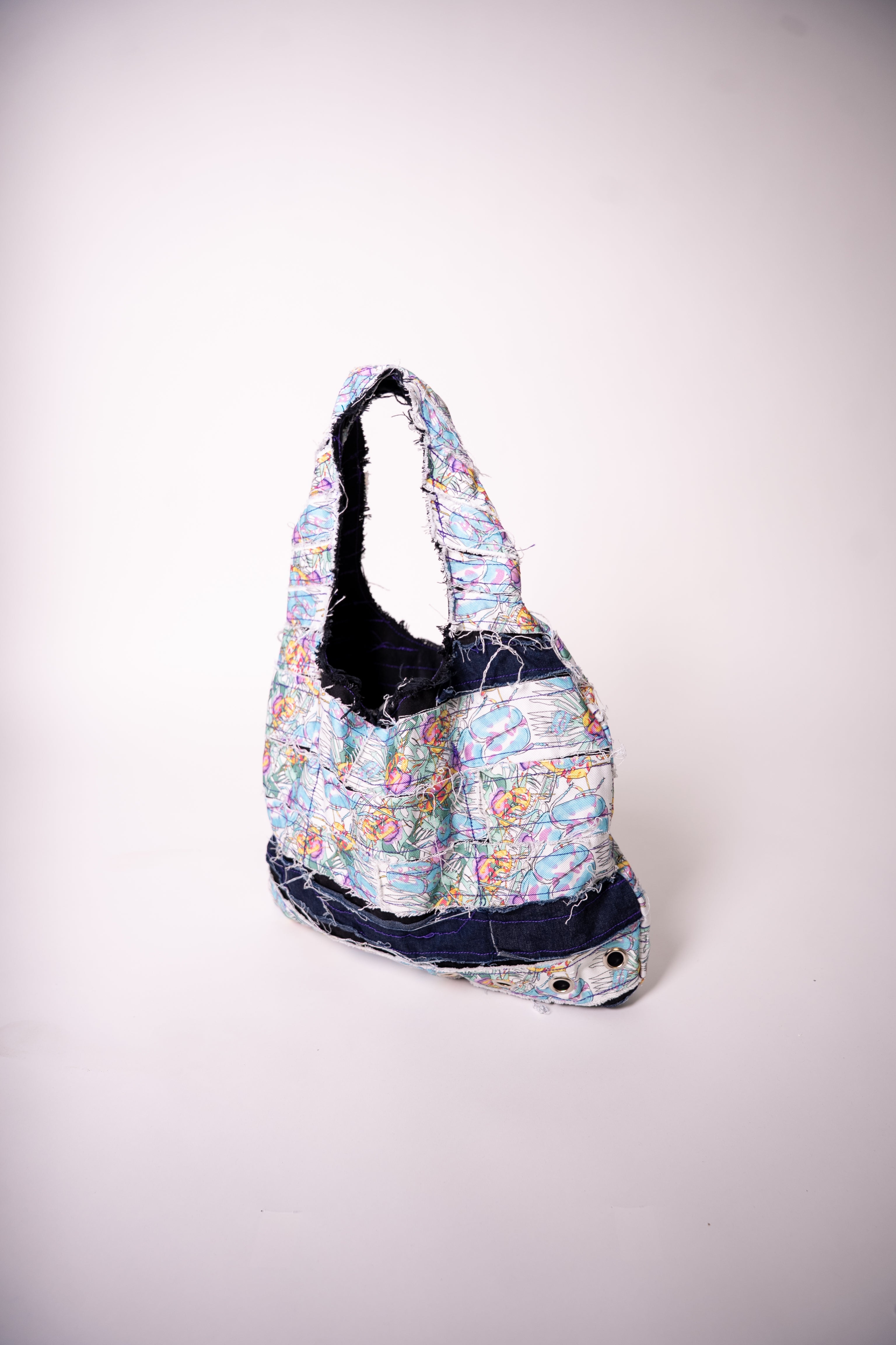 Sac en jean fait main en France, pièce unique créée à partir de chutes de tissu. Une création artisanale, durable et éco-responsable pour un style unique et plein de caractère.