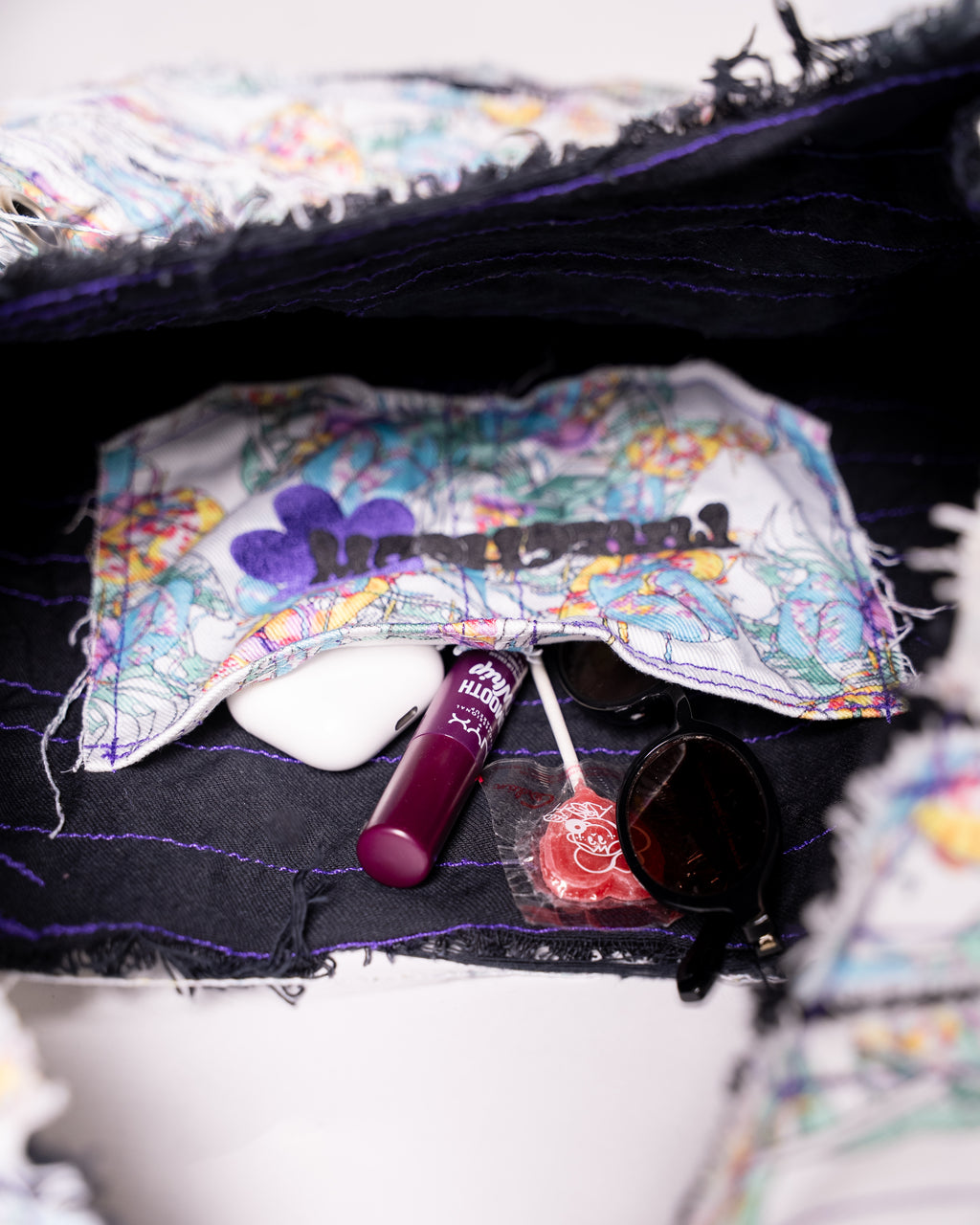 Sac en jean fait main en France, pièce unique créée à partir de chutes de tissu. Une création artisanale, durable et éco-responsable pour un style unique et plein de caractère.