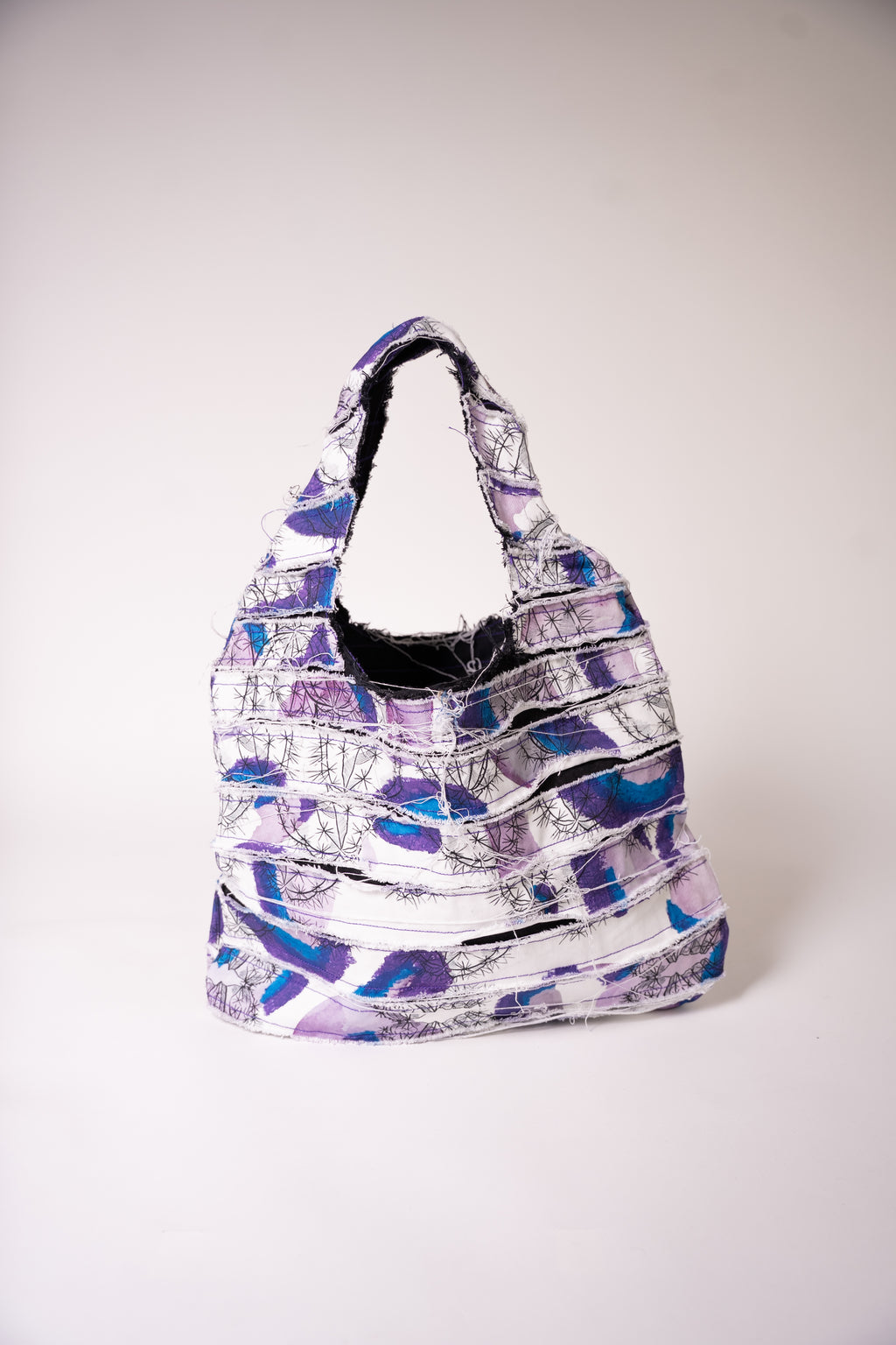 Sac en jean fait main en France, pièce unique créée à partir de chutes de tissu. Une création artisanale, durable et éco-responsable pour un style unique et plein de caractère.