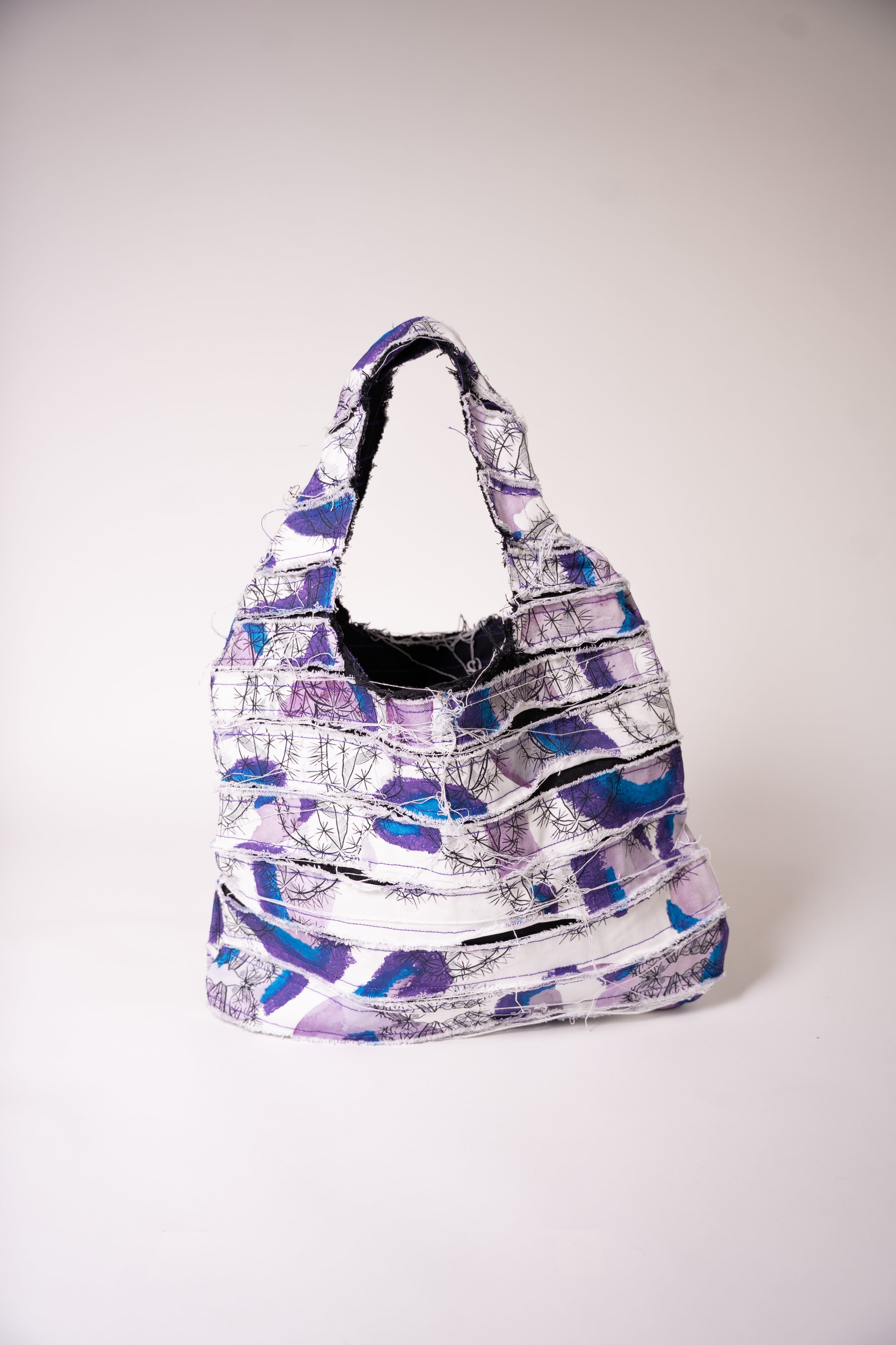 Sac en jean fait main en France, pièce unique créée à partir de chutes de tissu. Une création artisanale, durable et éco-responsable pour un style unique et plein de caractère.