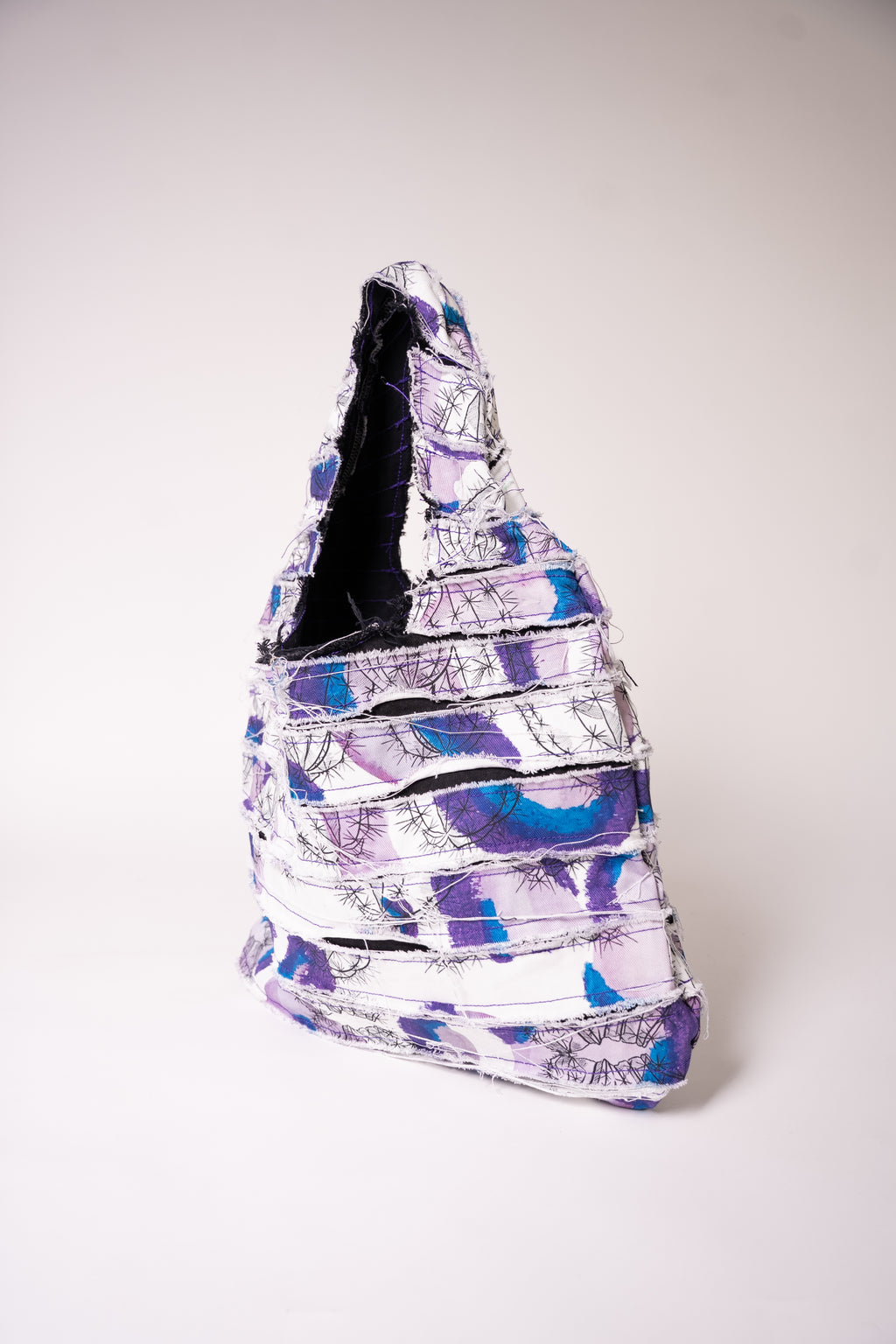 Sac en jean fait main en France, pièce unique créée à partir de chutes de tissu. Une création artisanale, durable et éco-responsable pour un style unique et plein de caractère.