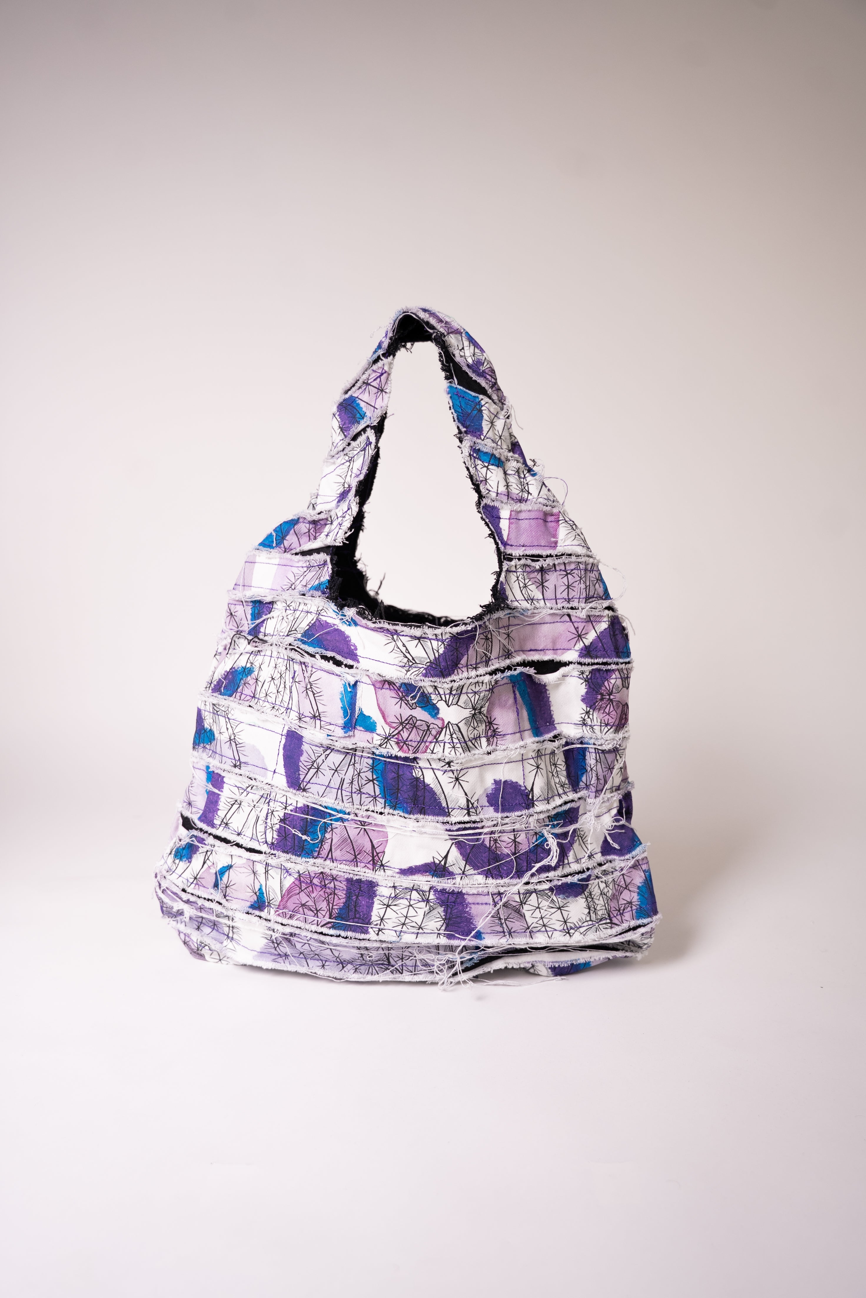 Sac en jean fait main en France, pièce unique créée à partir de chutes de tissu. Une création artisanale, durable et éco-responsable pour un style unique et plein de caractère.