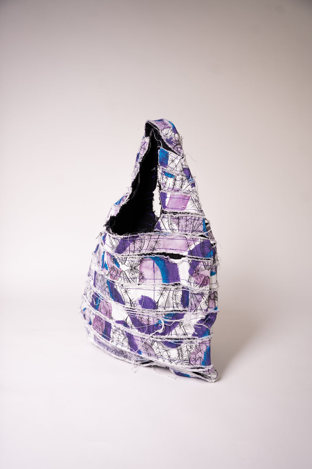 Sac en jean fait main en France, pièce unique créée à partir de chutes de tissu. Une création artisanale, durable et éco-responsable pour un style unique et plein de caractère.