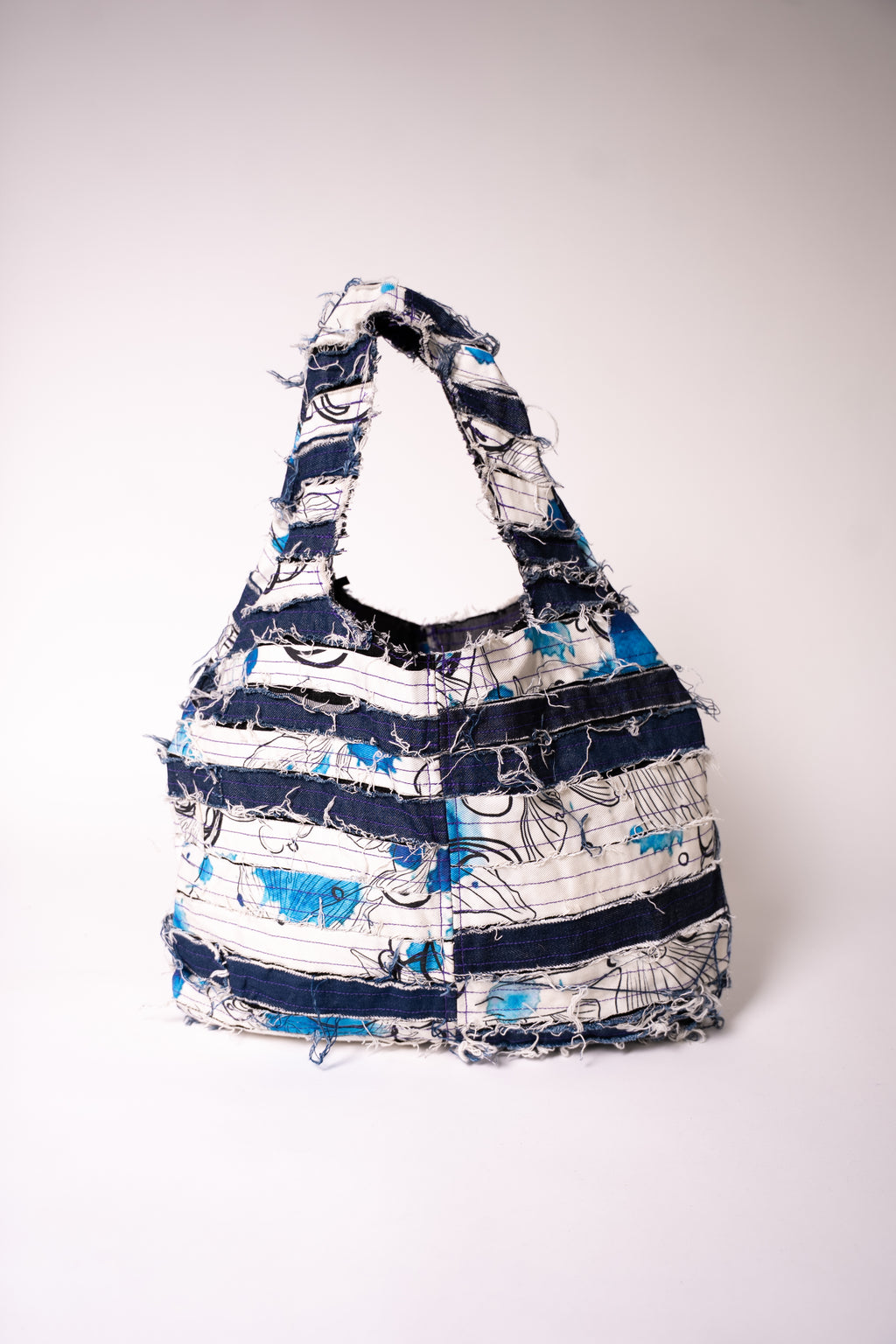 Sac en jean fait main en France, pièce unique créée à partir de chutes de tissu. Une création artisanale, durable et éco-responsable pour un style unique et plein de caractère.