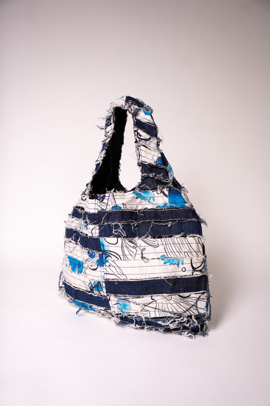 Sac en jean fait main en France, pièce unique créée à partir de chutes de tissu. Une création artisanale, durable et éco-responsable pour un style unique et plein de caractère.