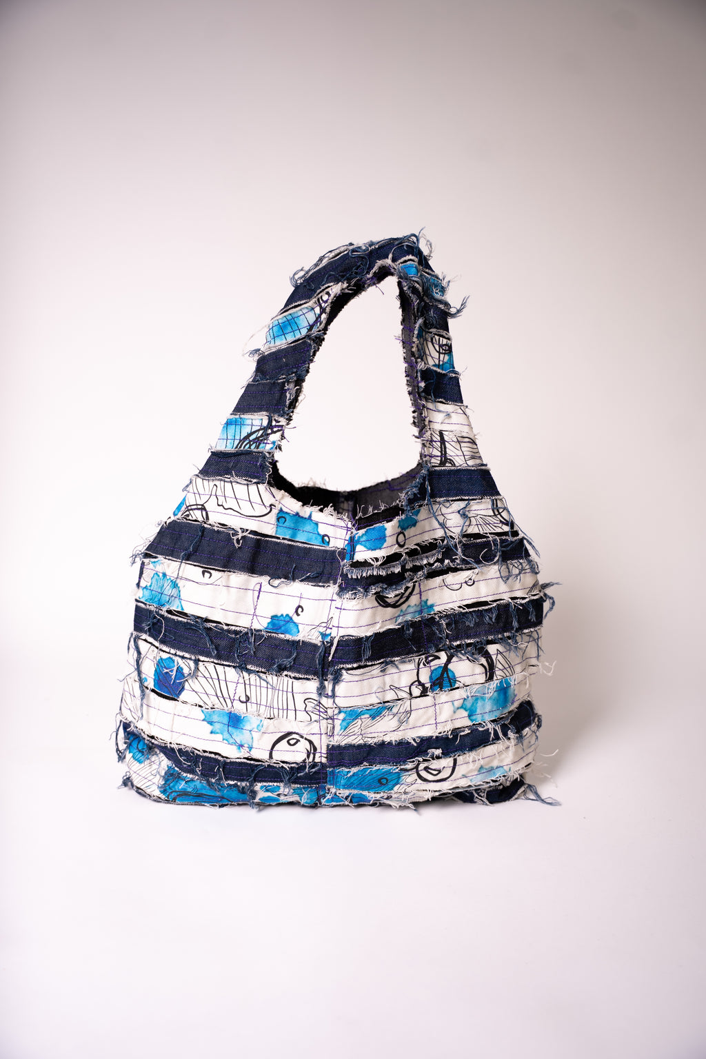 Sac en jean fait main en France, pièce unique créée à partir de chutes de tissu. Une création artisanale, durable et éco-responsable pour un style unique et plein de caractère.