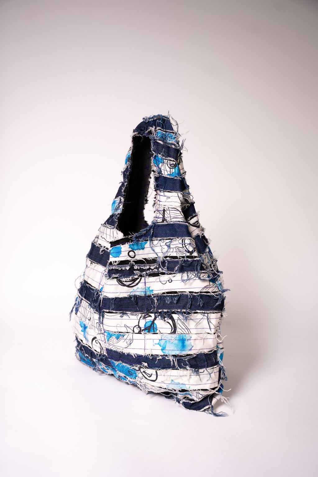 Sac en jean fait main en France, pièce unique créée à partir de chutes de tissu. Une création artisanale, durable et éco-responsable pour un style unique et plein de caractère.