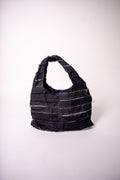 Sac en jean fait main en France, pièce unique créée à partir de chutes de tissu. Une création artisanale, durable et éco-responsable pour un style unique et plein de caractère.