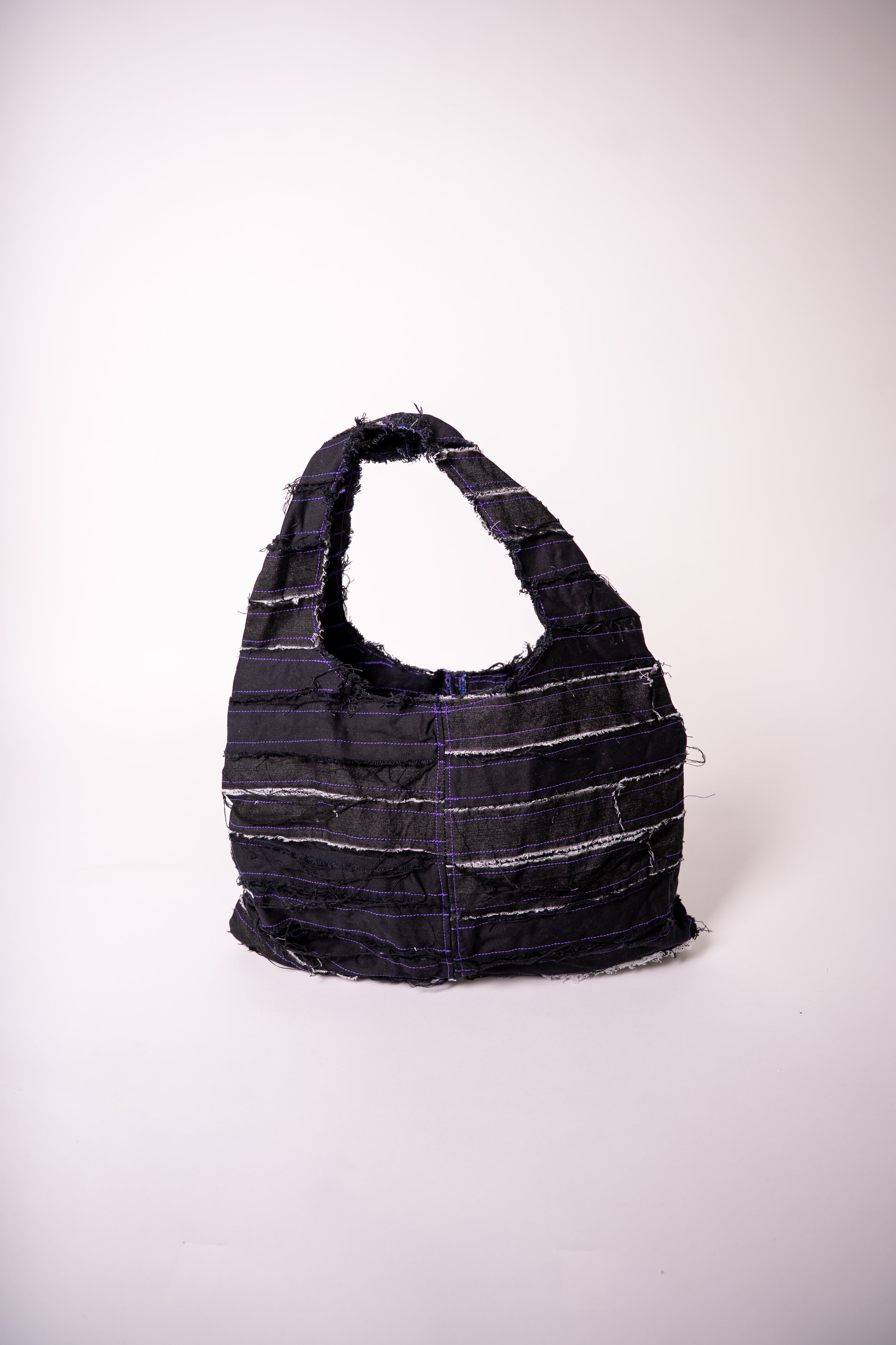 Sac en jean fait main en France, pièce unique créée à partir de chutes de tissu. Une création artisanale, durable et éco-responsable pour un style unique et plein de caractère.