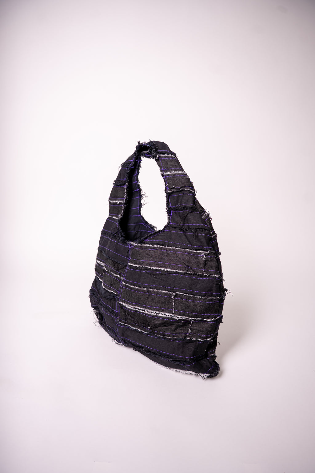 Sac en jean fait main en France, pièce unique créée à partir de chutes de tissu. Une création artisanale, durable et éco-responsable pour un style unique et plein de caractère.