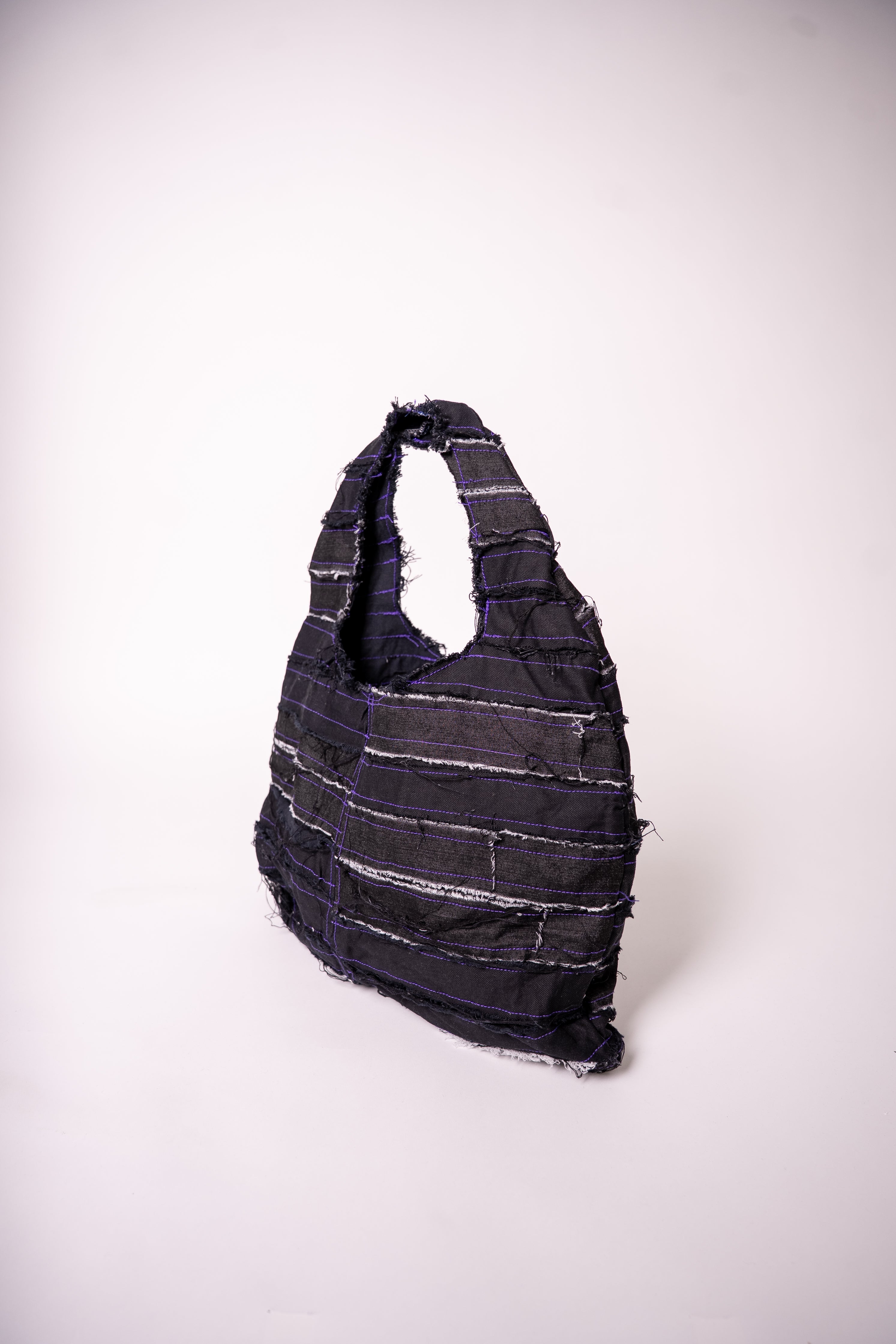 Sac en jean fait main en France, pièce unique créée à partir de chutes de tissu. Une création artisanale, durable et éco-responsable pour un style unique et plein de caractère.