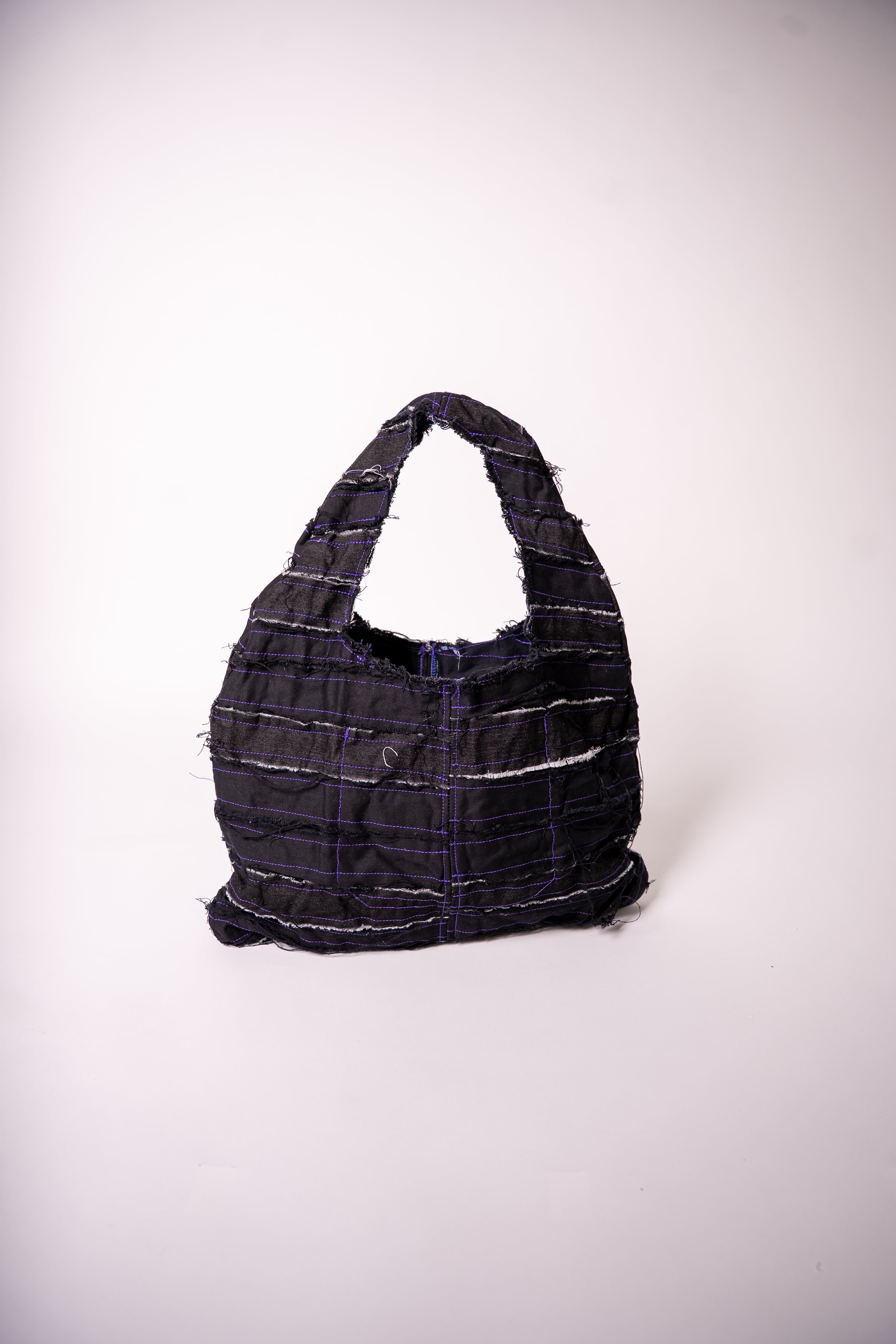 Sac en jean fait main en France, pièce unique créée à partir de chutes de tissu. Une création artisanale, durable et éco-responsable pour un style unique et plein de caractère.