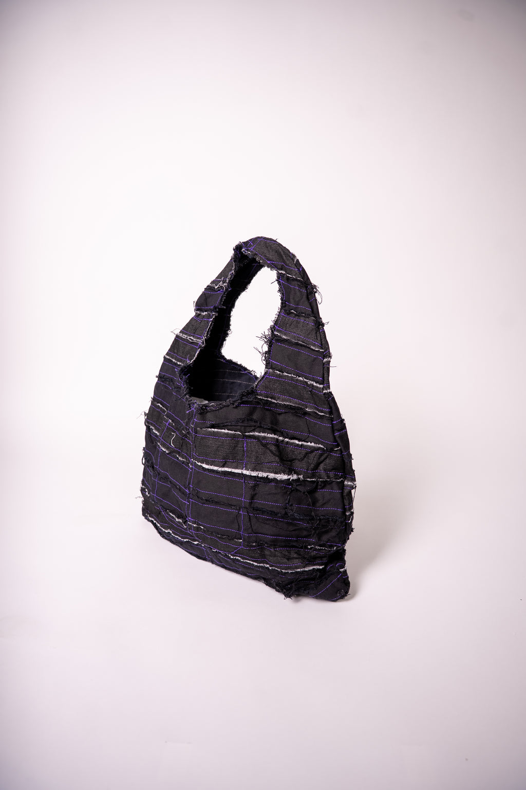 Sac en jean fait main en France, pièce unique créée à partir de chutes de tissu. Une création artisanale, durable et éco-responsable pour un style unique et plein de caractère.