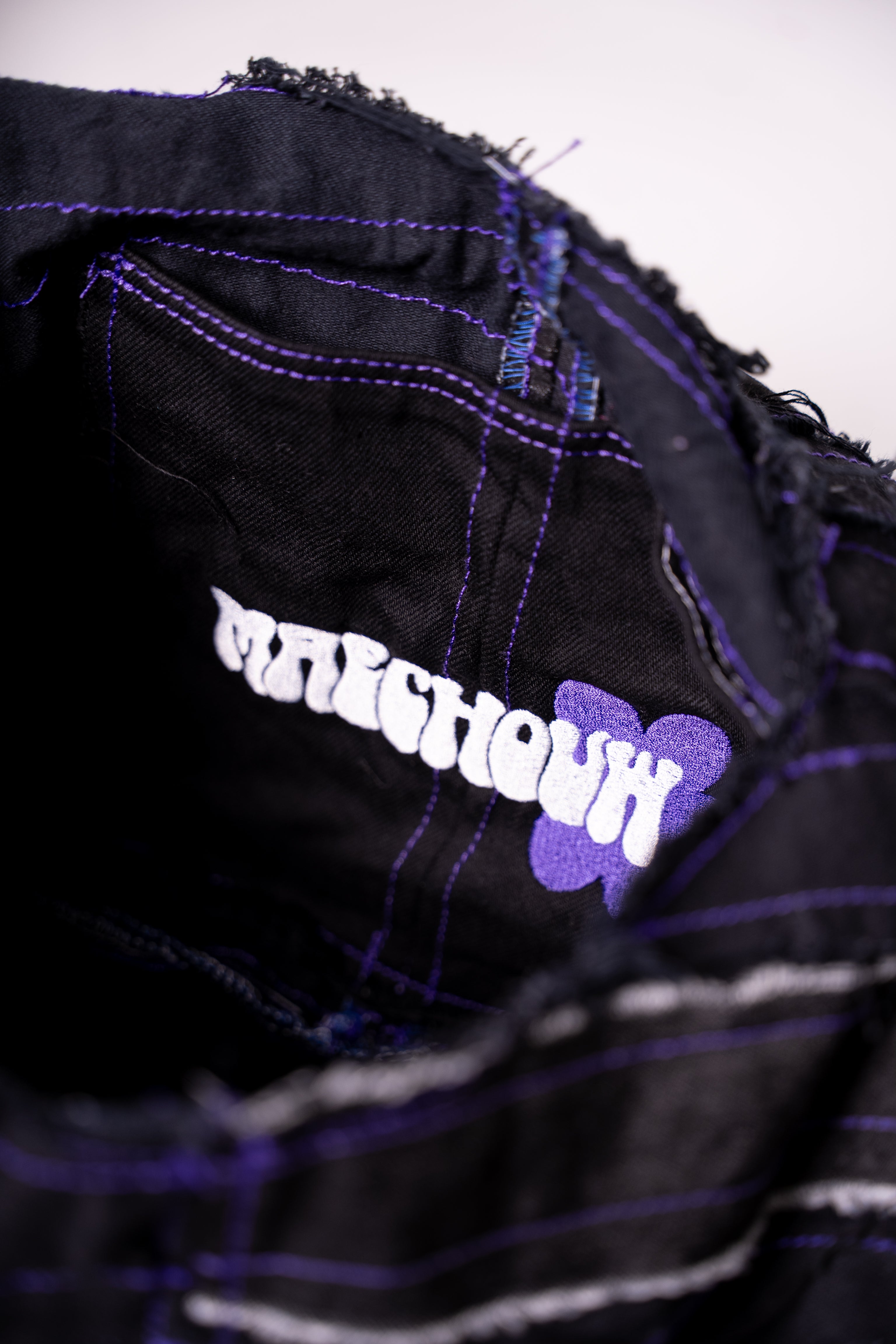 Sac en jean fait main en France, pièce unique créée à partir de chutes de tissu. Une création artisanale, durable et éco-responsable pour un style unique et plein de caractère.